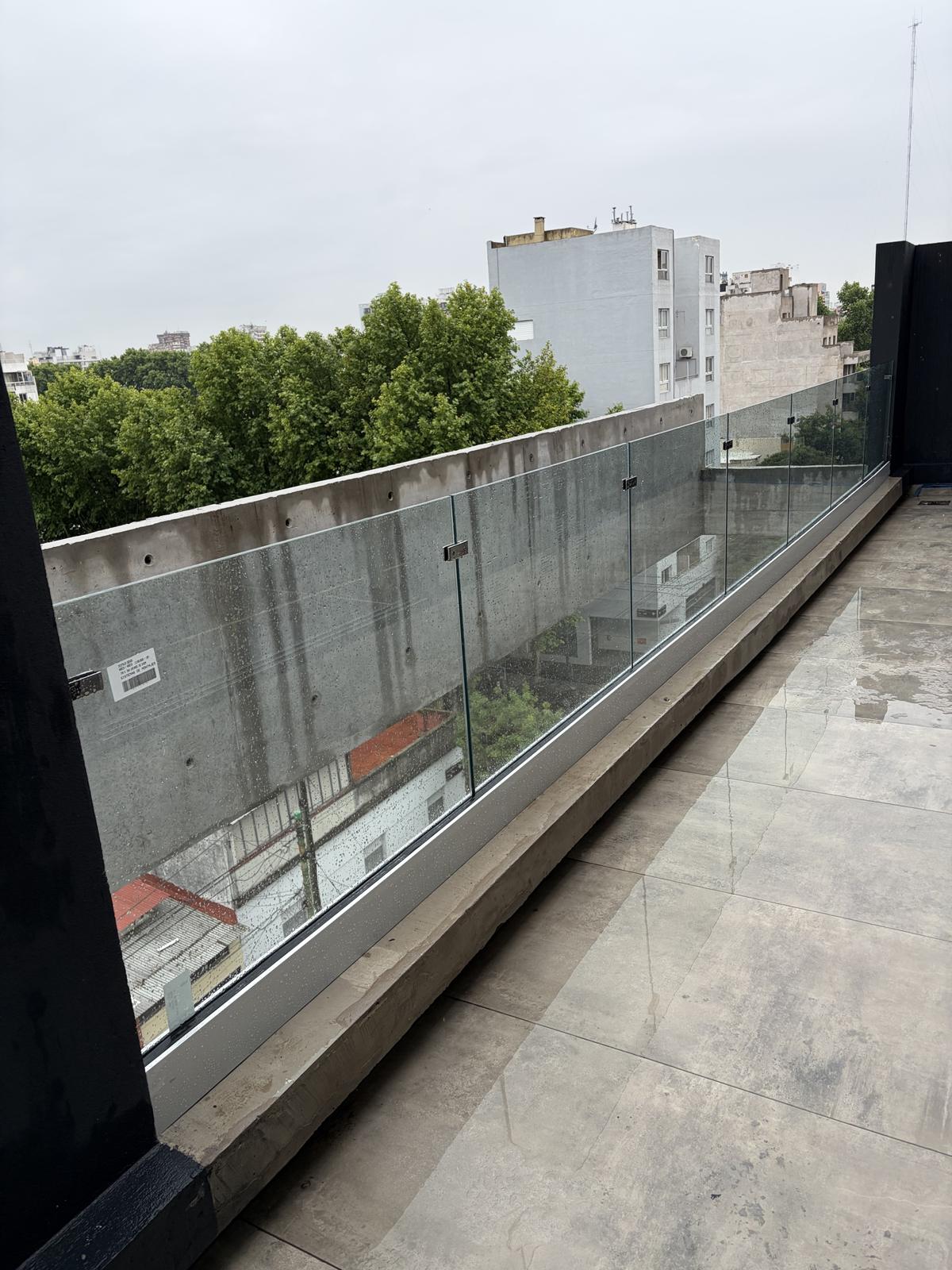 Terraza del edificio Royal I con baranda de vidrio sobre Zócalo A10
