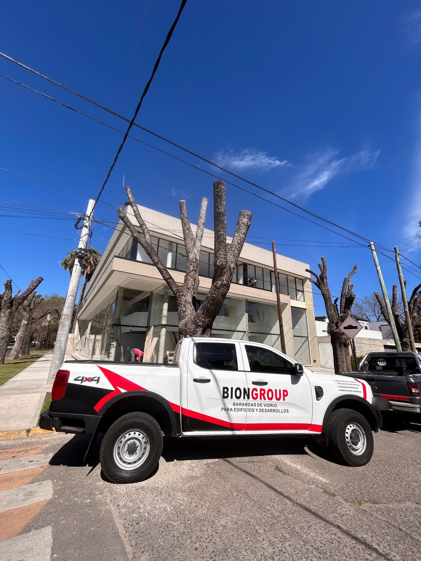 Edificio en City Bell con la camioneta de BIONGROUP