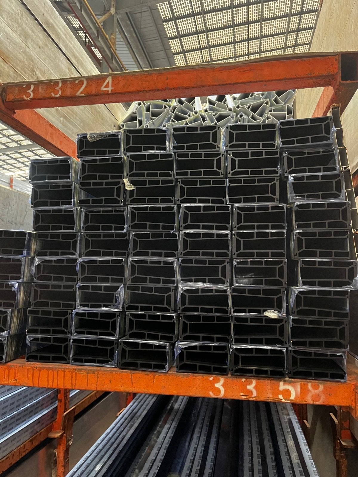 Perfiles de aluminio negro embalados en fábrica