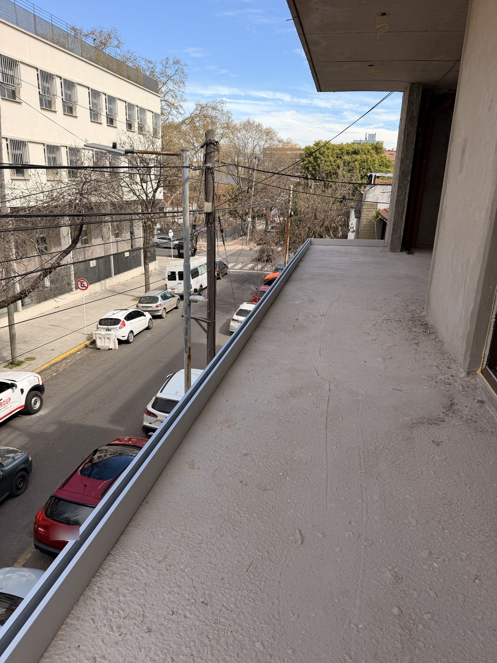 Perfil A10 anclado a lo largo de un balcón