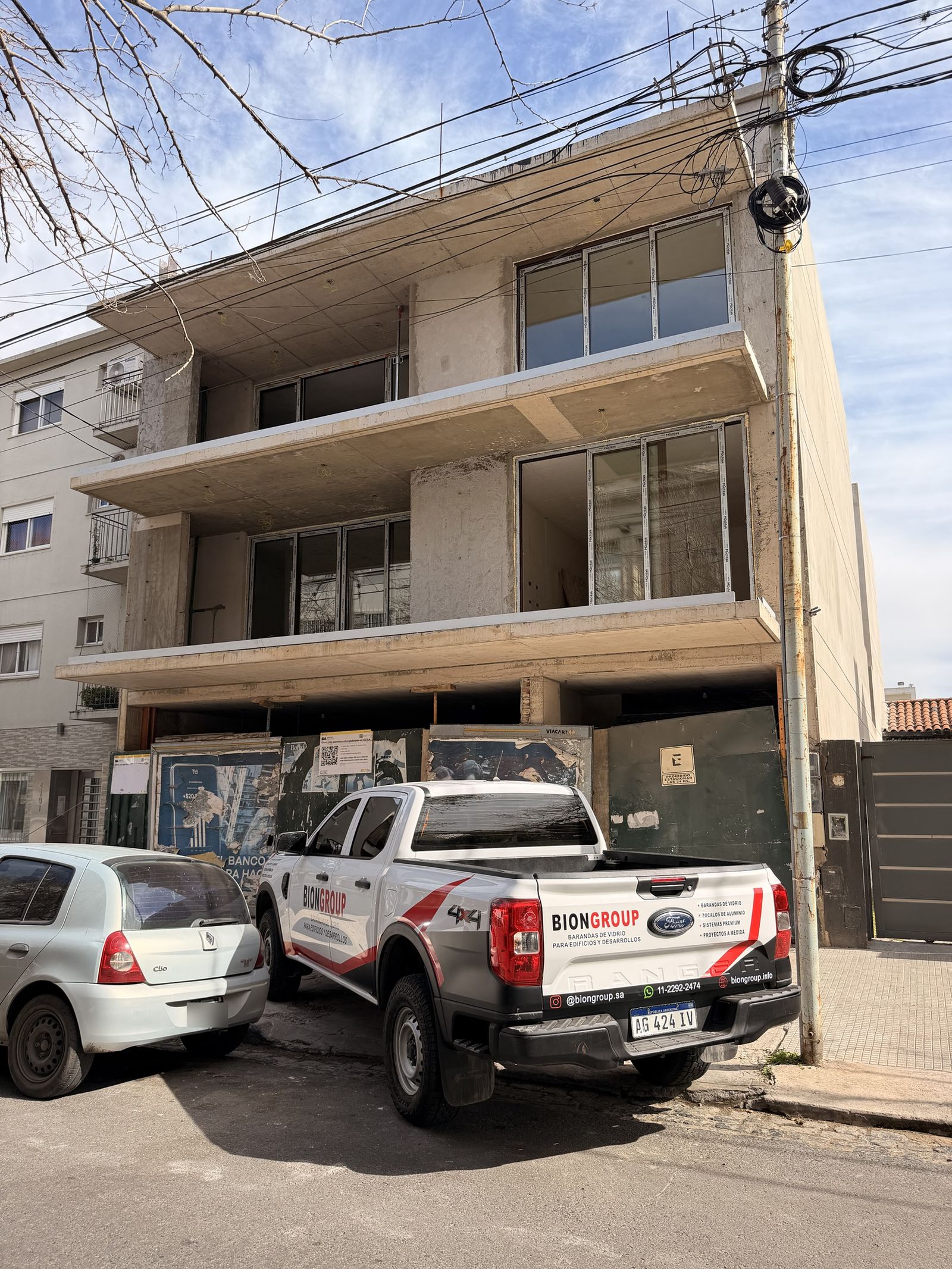 Edificio de José Cubas 4187 en obra, con la camioneta de BIONGROUP