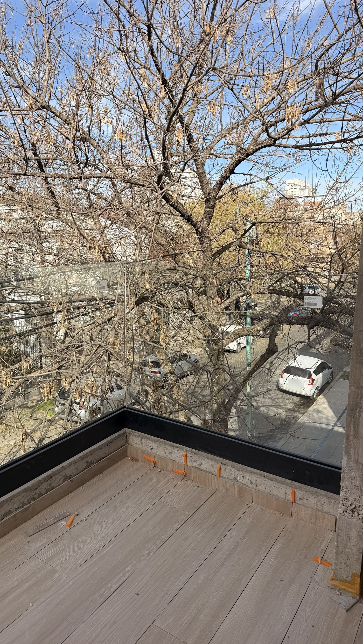 Balcón en esquina con Zócalo A10 negro en J. V. González 4562