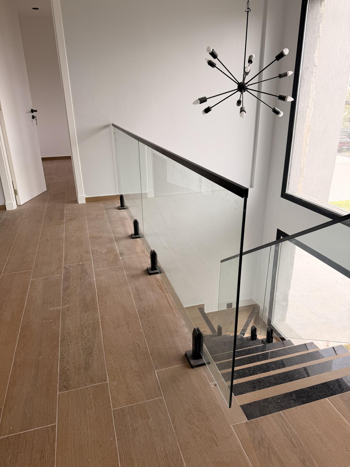 Escalera con minipostes y templado 10 mm