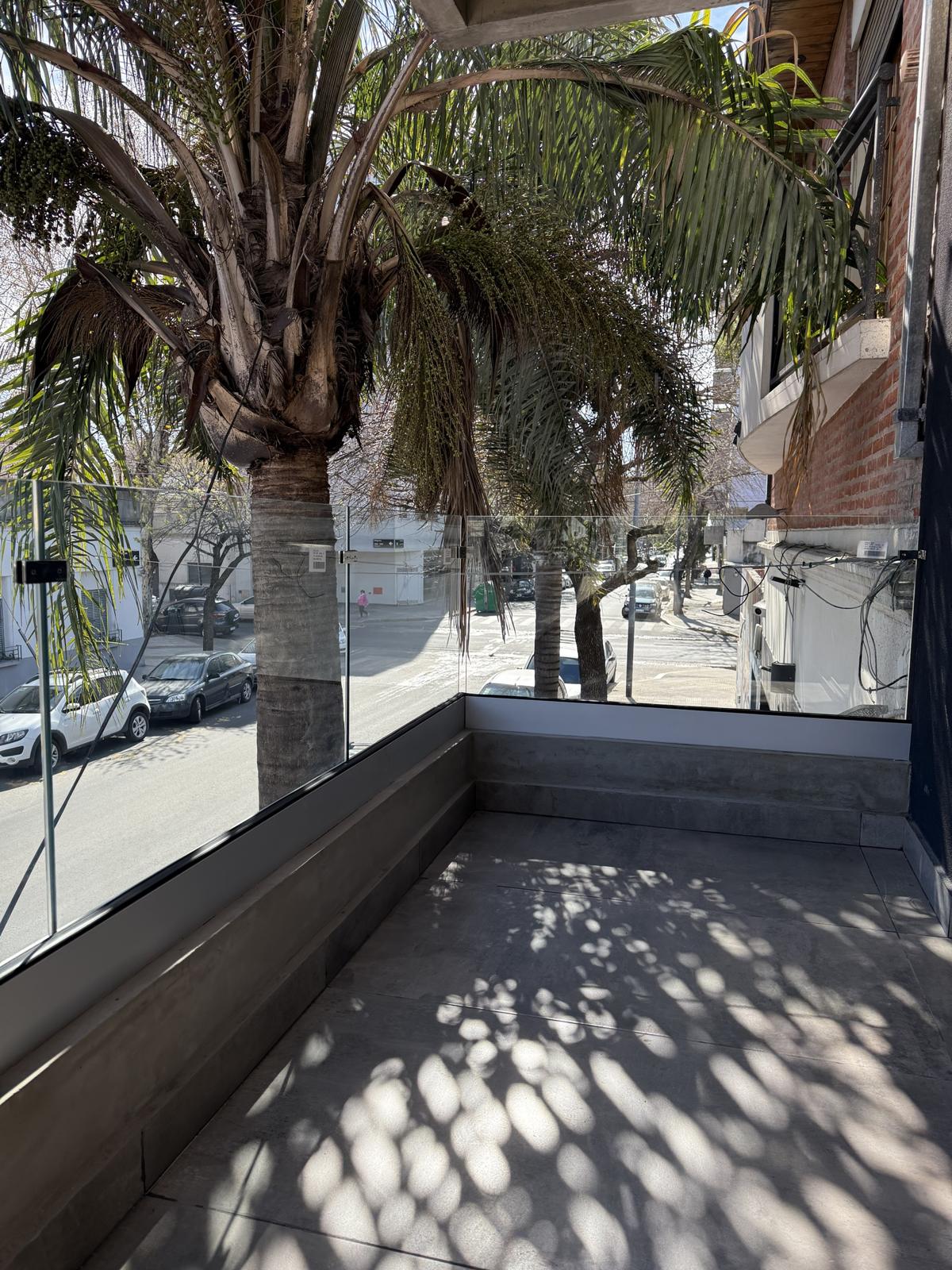 Terraza del Royal I con baranda de vidrio