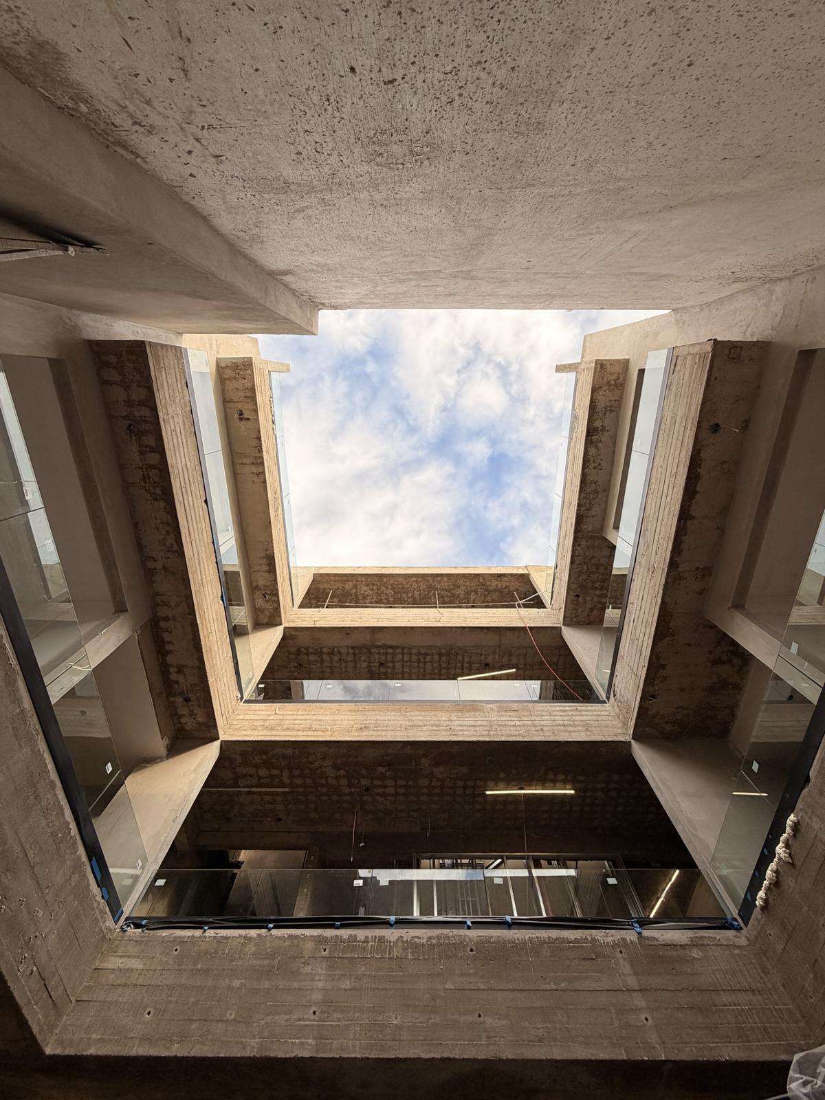 Patio interno con balcones vidriados
