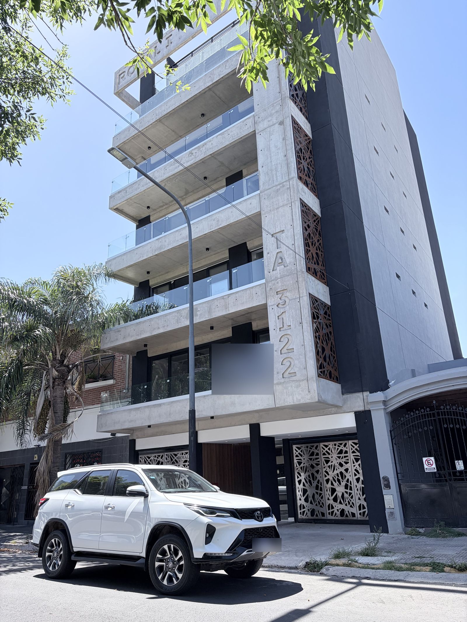 Edificio Royal I con barandas de vidrio Zócalo A10 en todos los balcones